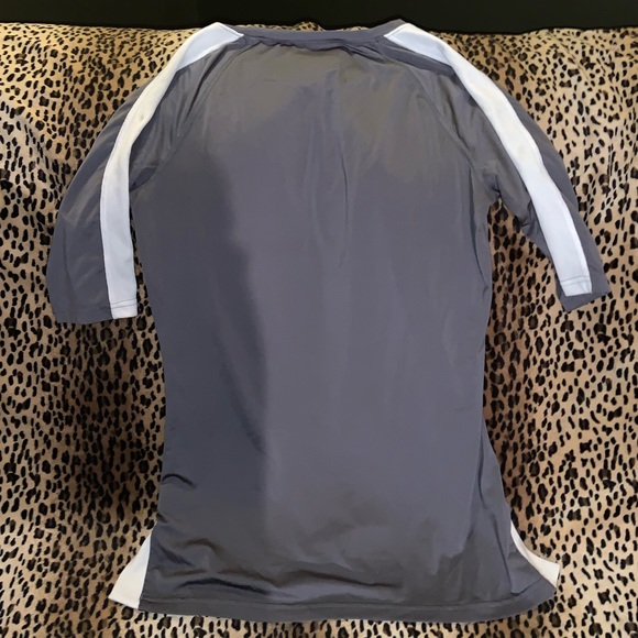 Under Armour Fitted Medium Grey & White Shirt - Picture 4 of 4